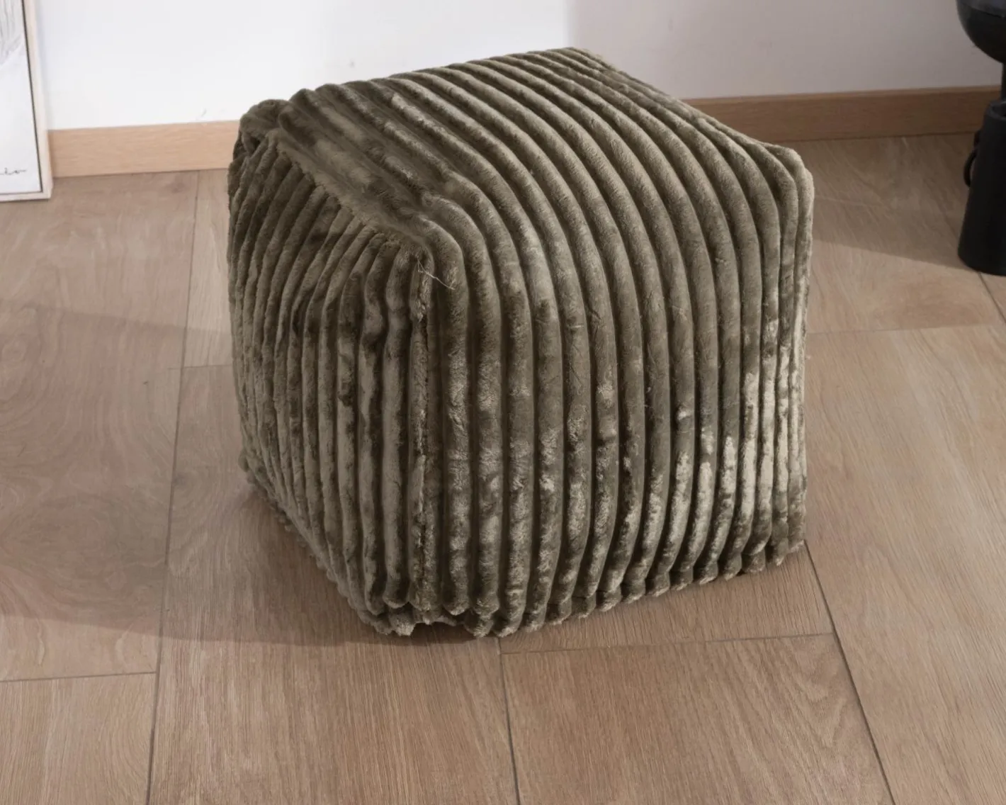 Hot Pouf cubique en velours côtelé kaki "Lizard" Décoration