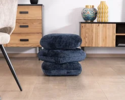 Hot Pouf moderne pivotant « Flow » en tissu tramé bleu nuit finition satinée forme organique Décoration