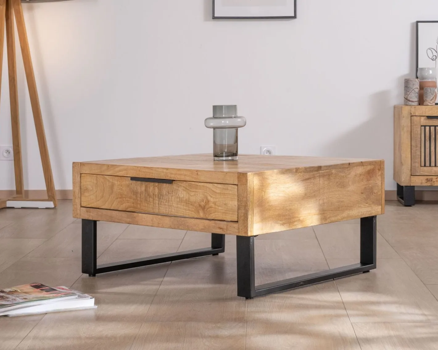 Hot Table basse carrée 80 cm en manguier et pieds métal "Manoha" avec grand tiroir Table Basse Carrée