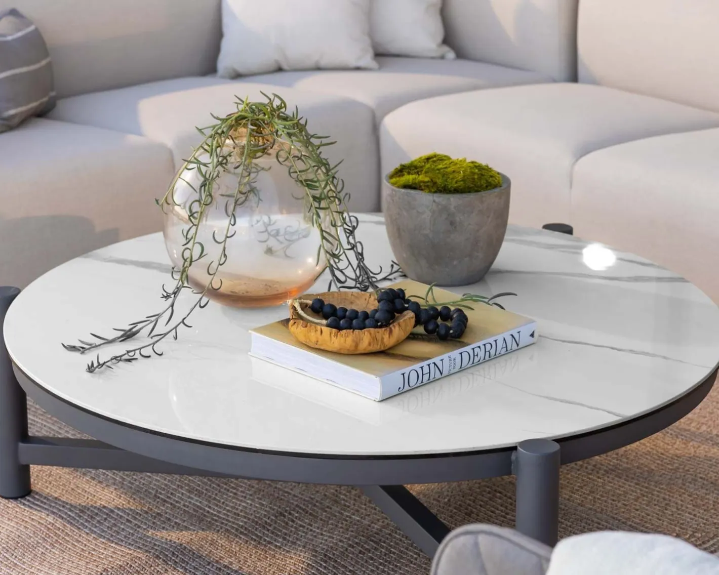 Clearance Table basse ronde en céramique et aluminium, diam. 126 "Sokha Beach" Table Basse Ovale Ou Ronde
