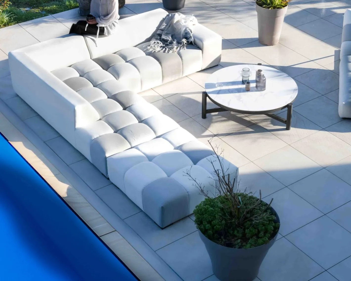 Clearance Table basse ronde en céramique et aluminium, diam. 126 "Sokha Beach" Table Basse Ovale Ou Ronde