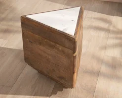 Outlet Table d'appoint triangulaire en bois recyclé et plateau marbre blanc 