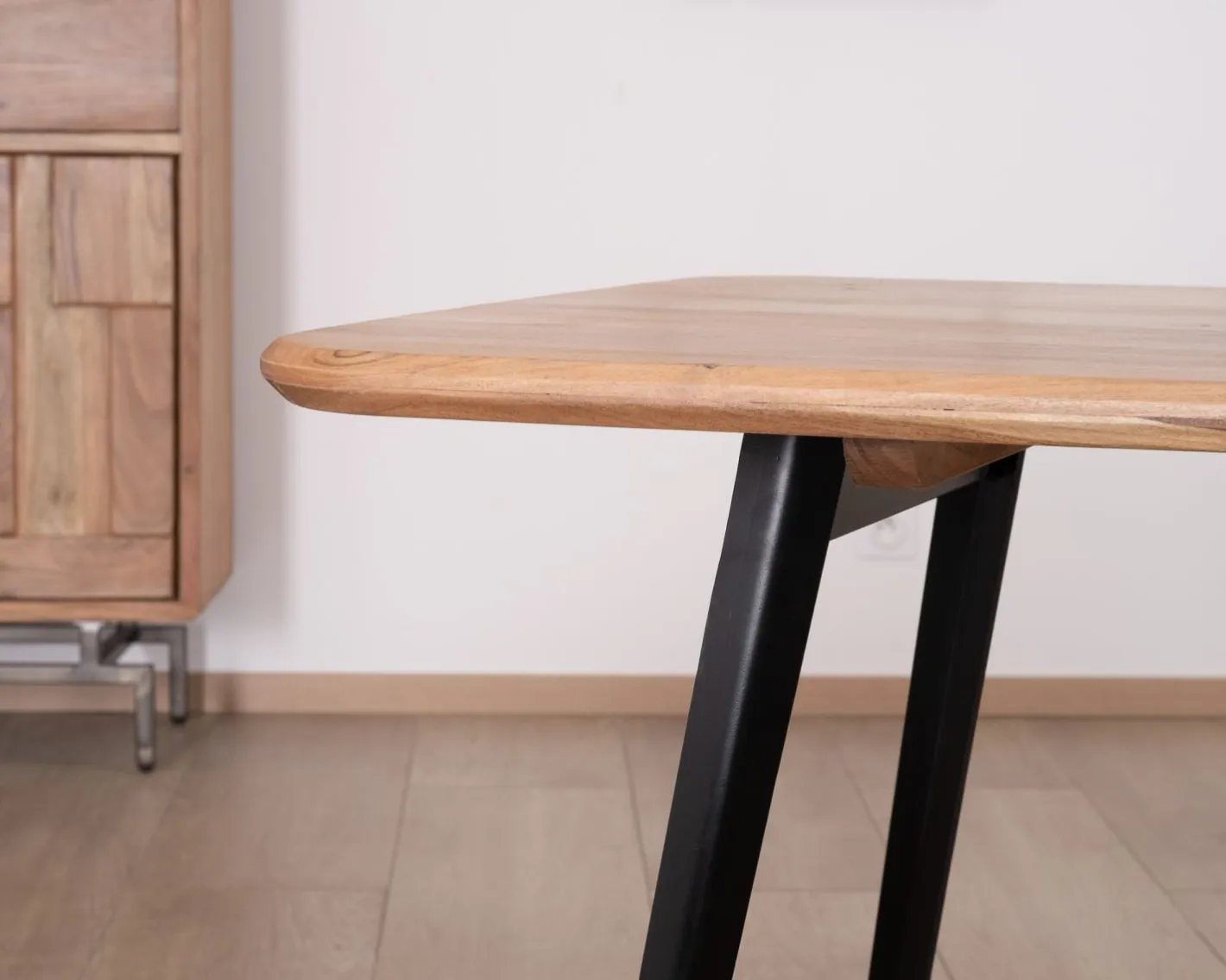 Hot Table de repas rectangulaire design aéré en acacia et piètement métal noir "Puzzle" 175 cm Table À Manger Rectangulaire