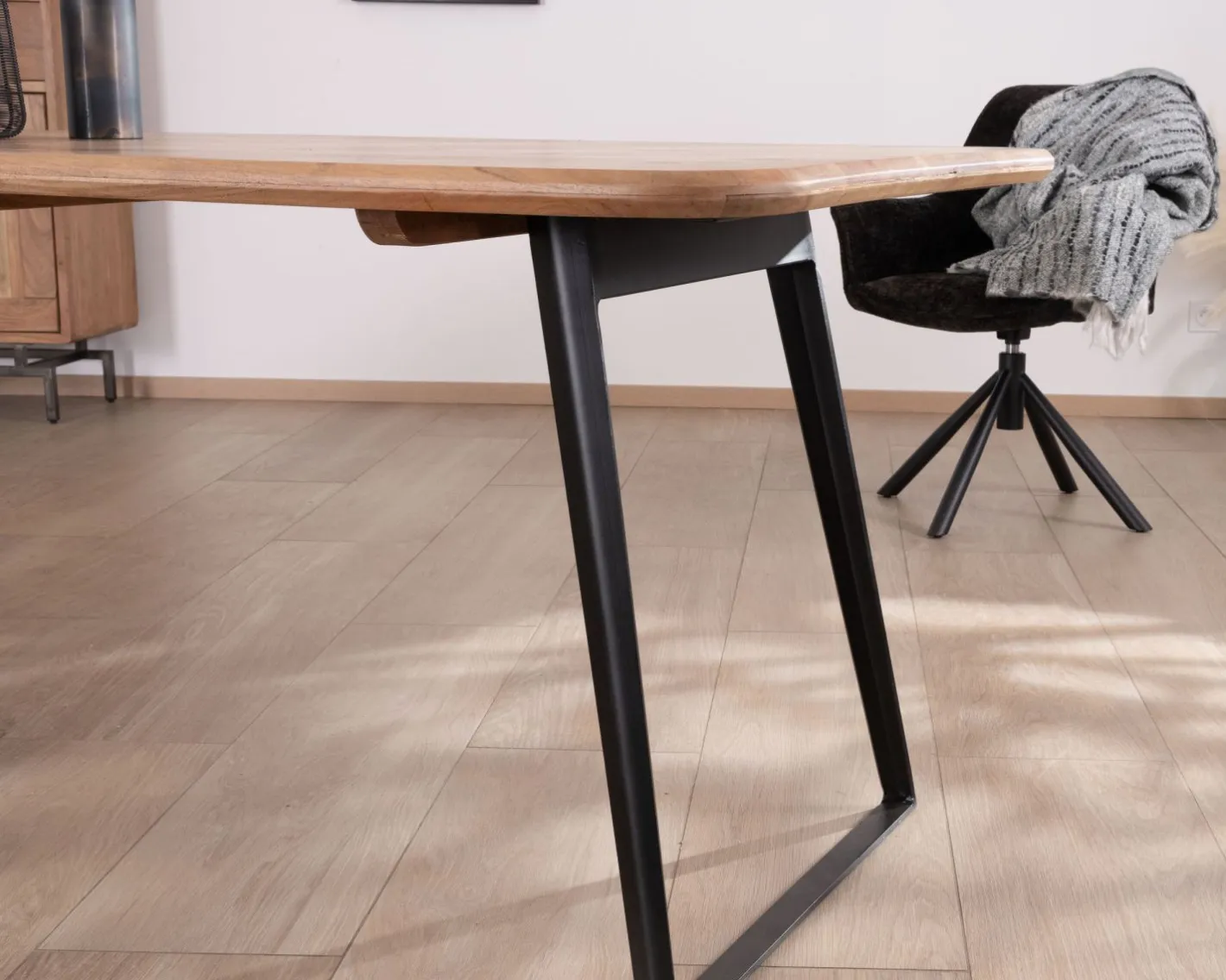 Hot Table de repas rectangulaire design aéré en acacia et piètement métal noir "Puzzle" 175 cm Table À Manger Rectangulaire