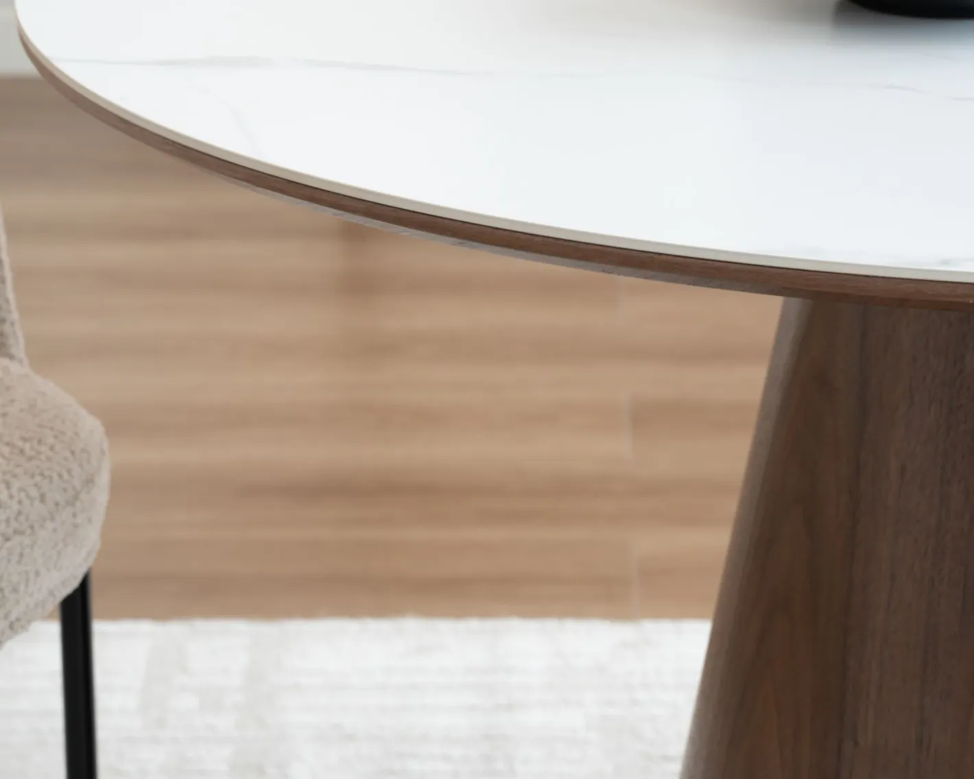 Hot Table de repas ronde 120 cm plateau céramique blanc effet marbre "Oria" piètement aspect noyer Table À Manger Ronde Ou Ovale