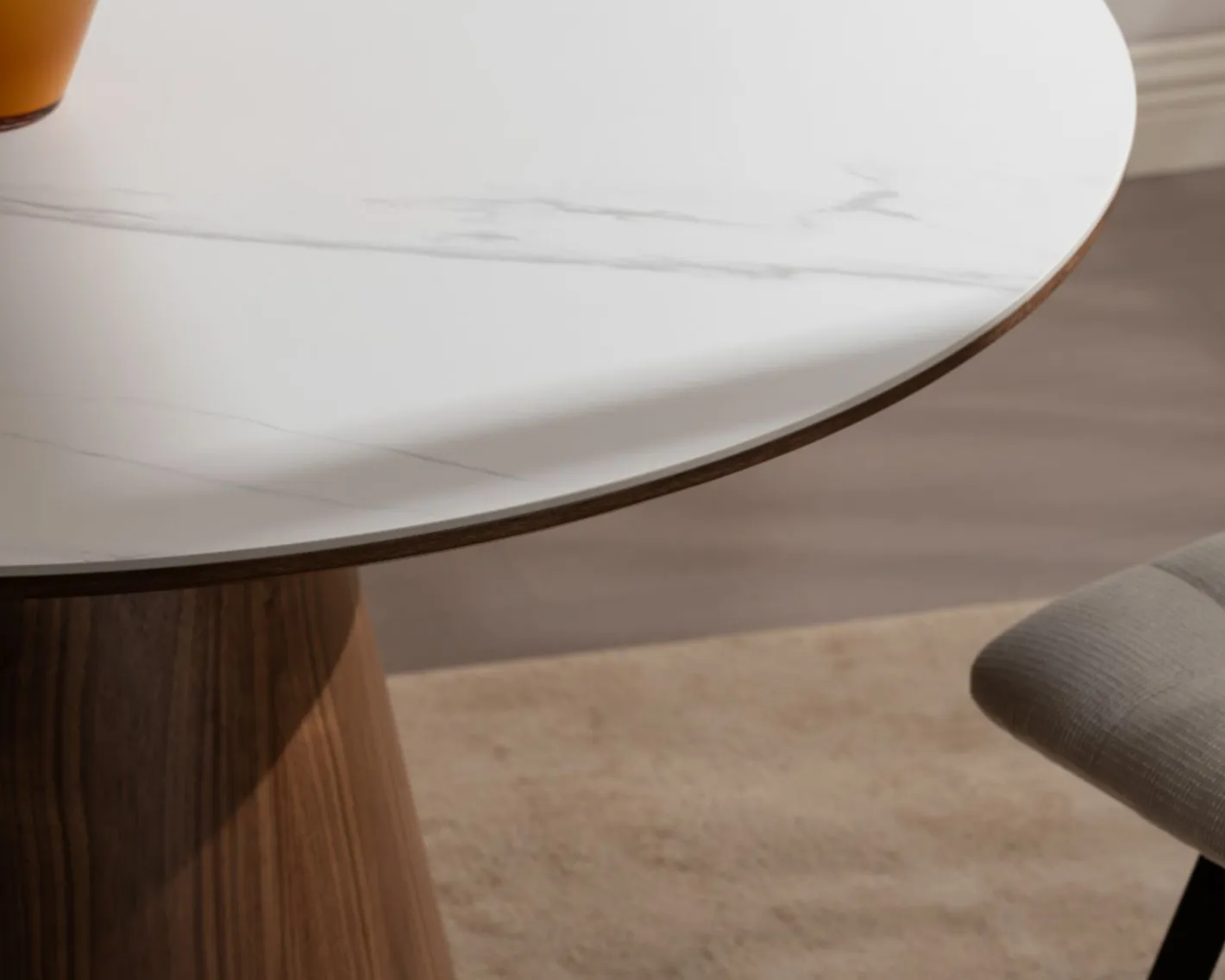 Hot Table de repas ronde 120 cm plateau céramique blanc effet marbre "Oria" piètement aspect noyer Table À Manger Ronde Ou Ovale