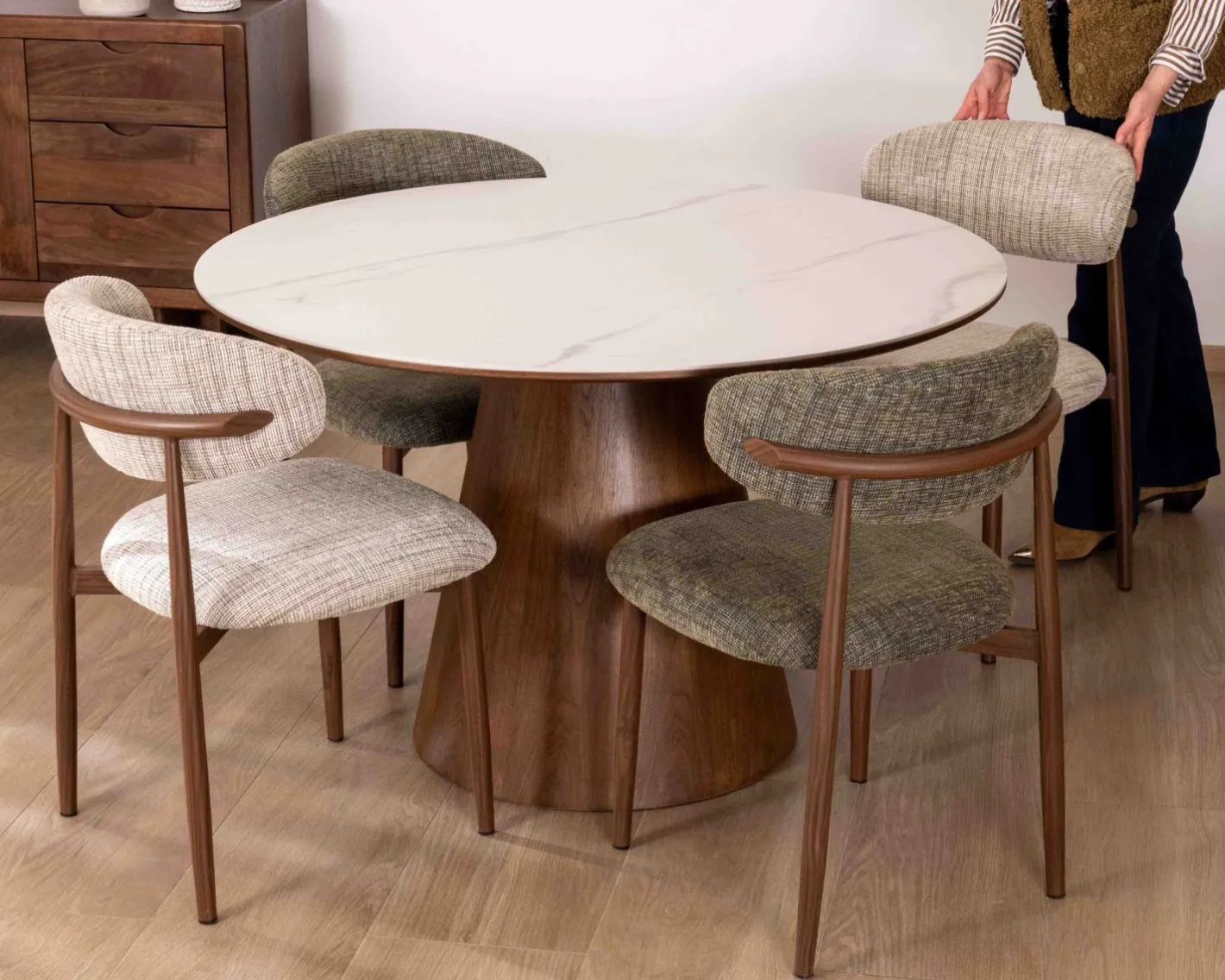 Hot Table de repas ronde 120 cm plateau céramique blanc effet marbre "Oria" piètement aspect noyer Table À Manger Ronde Ou Ovale