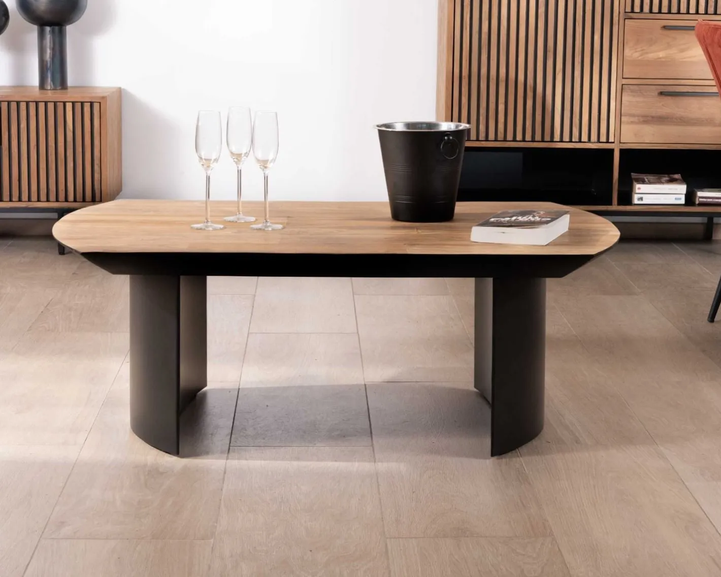 Best Table de salon en teck recyclé et pieds demi sphère en métal noir "Troms" 120 cm Table Basse Rectangulaire