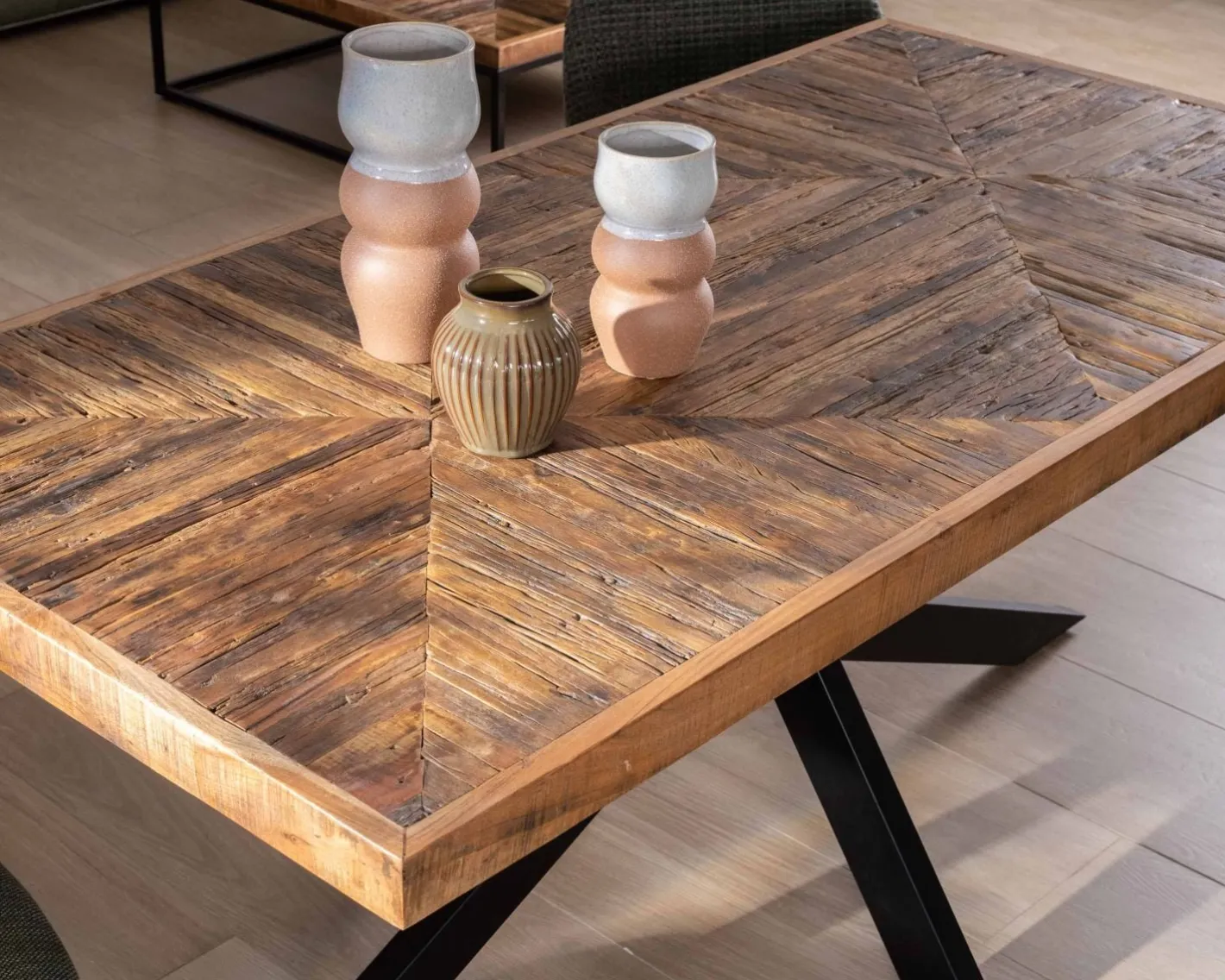 Clearance Table rectangulaire 180cm acacia finition chevrons piètement métal mikado "Géonidum" Table À Manger Rectangulaire