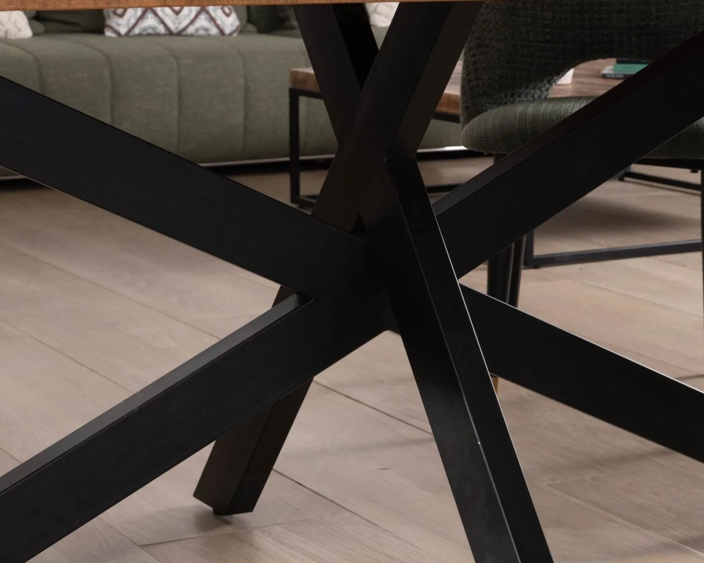 Clearance Table rectangulaire 180cm acacia finition chevrons piètement métal mikado "Géonidum" Table À Manger Rectangulaire