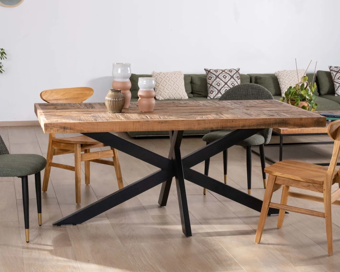 Clearance Table rectangulaire 180cm acacia finition chevrons piètement métal mikado "Géonidum" Table À Manger Rectangulaire