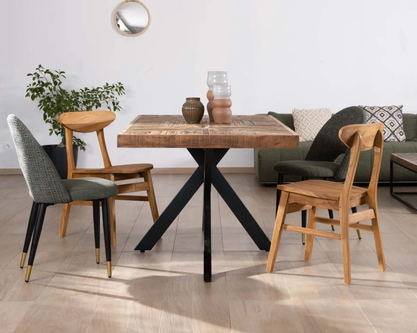 Clearance Table rectangulaire 180cm acacia finition chevrons piètement métal mikado "Géonidum" Table À Manger Rectangulaire