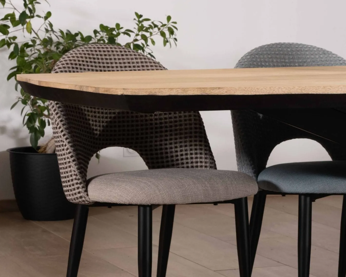 New Table rectangulaire manguier massif 200cm bords biseautés noirs et pieds métal 3D "Pise" Table À Manger Rectangulaire