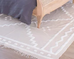 Discount Tapis beige tissé main et motifs brodés blancs "Matis" format 120x180cm Décoration