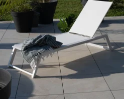 Hot Transat blanc design épuré en aluminium et textilène 