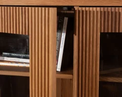 Vaisselier avec façades cannelées style rétro en chêne huilé 