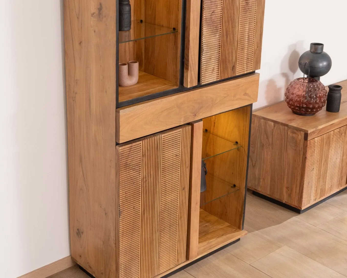 Vaisselier contemporain acacia et liserés noirs "Lumino" niches avec étagères vitrée et éclairage LED Vaisselier|Bibliothèque