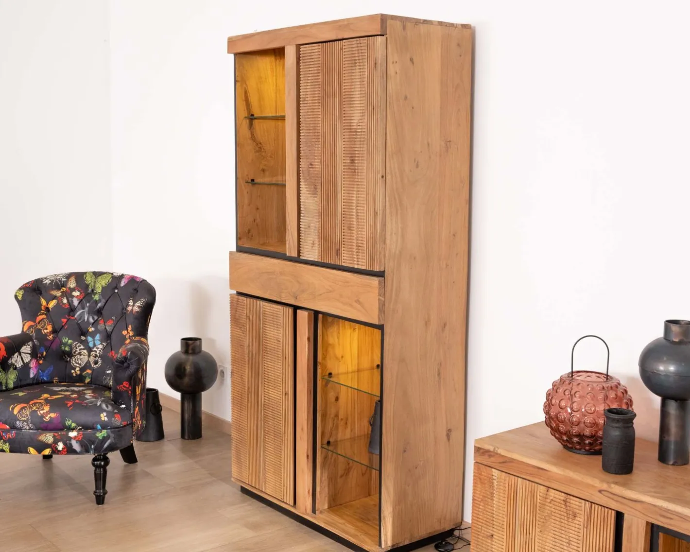 Vaisselier contemporain acacia et liserés noirs "Lumino" niches avec étagères vitrée et éclairage LED Vaisselier|Bibliothèque