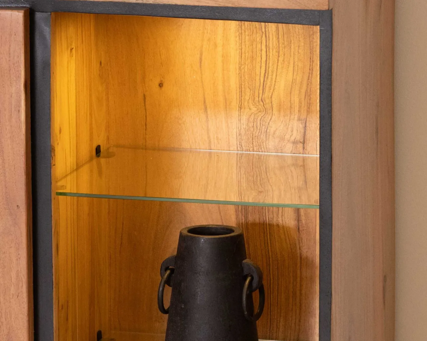 Vaisselier contemporain acacia et liserés noirs "Lumino" niches avec étagères vitrée et éclairage LED Vaisselier|Bibliothèque